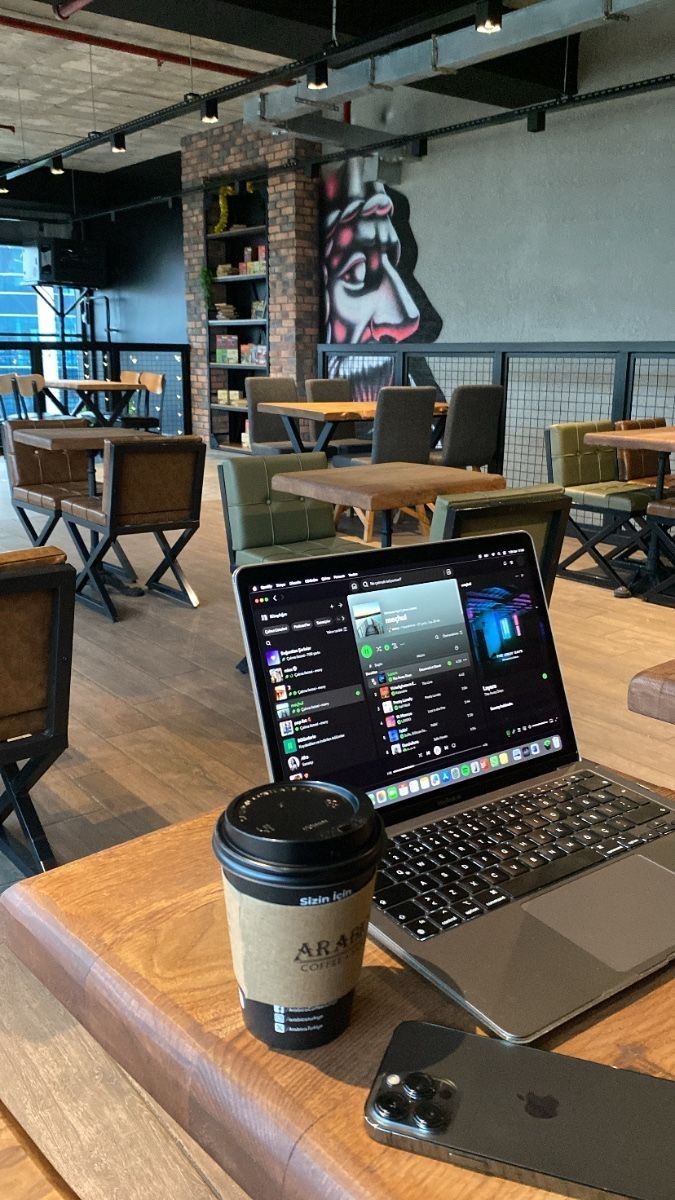 Área de oficinas con ductos a la vista